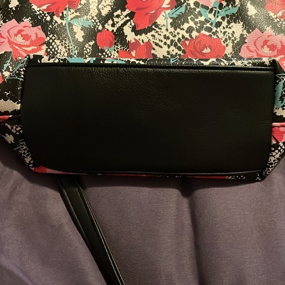 Luv Betsey By Betsey Johnson Beautiful Rose‎ Crossbody - Picture 9 of 9